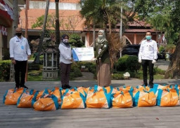 BNI Serahkan 600 Paket Sembako ke Pemkot Mojokerto