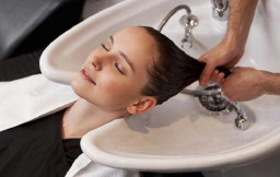 Rajin Mencuci Rambut Tangkal Jerawat di Kulit Kepala