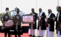 Wujud Kepedulian Pada Warga Pasuruan, CSR Bank Jatim Peduli Serahkan 2 Unit Mobil Wak Muqidin