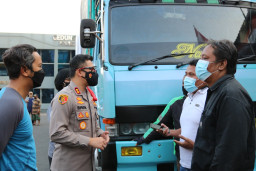 Kapolres Malang Raya Bagikan Paket Sembako Untuk Tukang Ojek, Serikat Pedagang Pasar dan Sopir