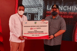 Tingkatkan Kualitas UMKM, Bank Jatim Serahakan Bantuan Garasi UMKM ke Bupati Kediri