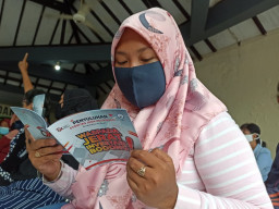 Sasar Warga Krembangan, Indah Kurnia Gencarkan Sosialisasi Bahaya Jerat Investasi Bodong