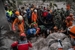 Puji Kinerja Relawan Semeru, Khofifah Sebut Pahlawan tanpa Tepuk Tangan