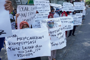 FOTO: Warga Wonokitri Unjuk Rasa Proyek Pembangunan RS Mayapada
