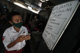 FOTO: Siswa Manfaatkan Wifi Warkop Untuk Sekolah