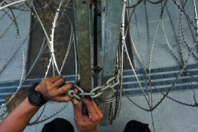 FOTO: Pemasangan Barrier Antisipasi Demo