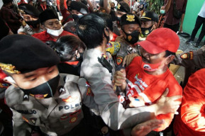 FOTO: Massa Pendukung Eri Armuji Abaikan Physical Distancing