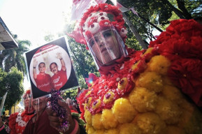 FOTO: PDIP Full Team Daftarkan Eri Cahyadi-Armuji ke KPU Surabaya