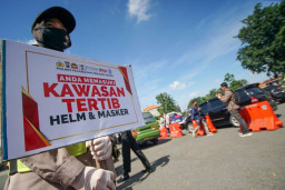 FOTO: Polres Pelabuhan Tanjung Perak Lakukan Test Repid Drive Thru