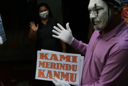FOTO: Pantomim Hibur Warga Isolasi Mandiri