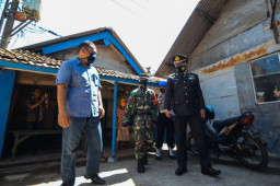 FOTO: Kapolsek Sukolilo Berikan Tali Asih ke Warga