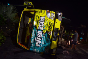 FOTO : Truk Terguling Menghindari Sepeda Motor Terobos Lampu Merah