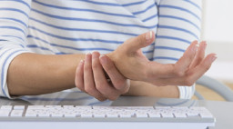 Penggunaan Keyboard Terlalu Lama Sebabkan Sindrom Saluran Karpal