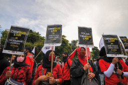 Pedagang Surabaya, Mulai Borong Makanan Instan