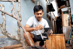 Sulap Limbah Kayu Jadi Vas Bunga Cantik Bernilai Tinggi