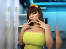 Protes PPKM, Pakai Bikini di Pinggir Jalan