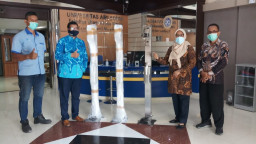 Mahasiswa MM FEB UNAIR Donasikan Alat Otomatis Detektor Suhu