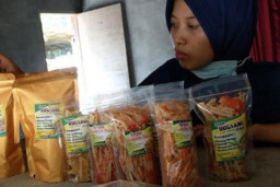 Raup Omzet Jutaan Berbisnis Keripik dari Batang Pisang