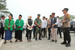 Wagub Emil Dardak Ajak Pemudik Mampir di Pos Pelayanan Penompo Mojokerto