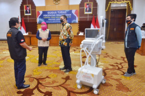 Pemprov Jatim Salurkan Ventilator Rumah Sakit Rujukan