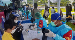 Melalui Program Sapa Saya, Polda Jatim dan Yayasan Wings Peduli Santuni Ribuan Yatim Piatu