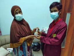 Cegah Corona, Mahasiswa Untag Surabaya Bagikan Handsanitiser