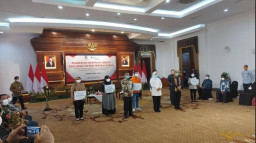 Gubernur Jatim Serahkan Bantuan Subsidi Upah dan Piala Paritrana