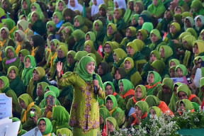 Maju Pilgub 2024, Khofifah Minta Restu Ribuan Muslimat NU