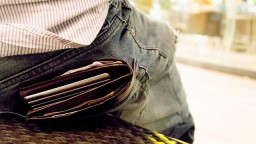 Ahli: Kebiasaan Duduk dengan Dompet Tebal Picu Kerusakan Saraf