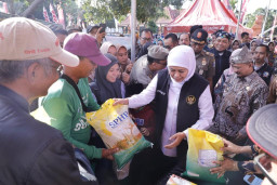 Pemprov Jatim Gelar Operasi Pasar Murah serta Salurkan Bantuan Kemiskinan Ekstrem di Situbondo