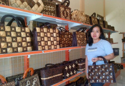 Emy Kreasikan Kerajinan Batok Kelapa Hingga Tembus Pasar Ekspor