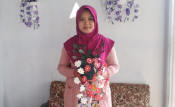 Ubah Limbah Kresek Jadi Bunga Cantik Bernilai Jual Tinggi