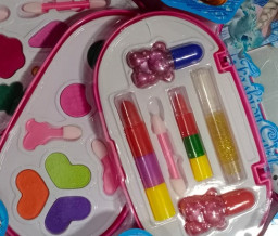 Studi: Ada Bahan Beracun di Mainan Make Up Anak-Anak