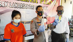 Cewek Cantik Rampas HP Teman Kos, Disuruh Pacarnya