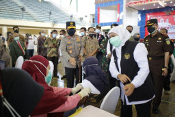 Gubernur Khofifah Siapkan 31 Juta Dosis Vaksin
