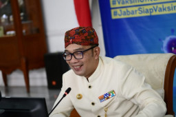 Hadiahi Lansia Ayam Usai Divaksin, Ridwan Kamil Apresiasi Aparat Kreatif