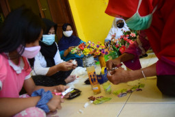 FOTO : Pembuatan Hiasan Bunga dari Limbah Botol