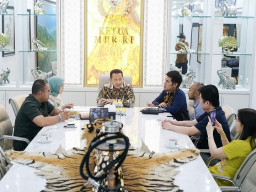 Ketua MPR Ngaku Suka Barang Tiruan