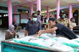 Pemkab Kediri Distribusi Bantuan Beras di Kecamatan Kayen Kidul