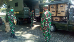 Kodim 0816/Sidoarjo Pembagian Sembako Langsung ke rumah Warga