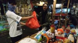 IKA Stikosa AWS dan Cokro Bagi-bagi Dolenan