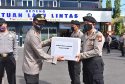 Anggota Polres Lamongan Terima Paket Medis dan Lebaran