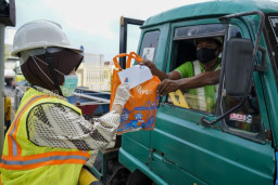 Terminal Petikemas Surabaya Bagi-Bagi Sembako.