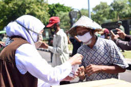 Hari Lansia Nasional, Khofifah Ajak Peduli Lansia