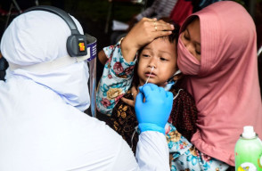 FOTO: Ratusan Warga menjalani Tes Swab di Lapangan Puskesmas Kalirungkut