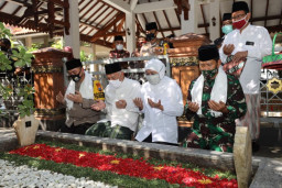 Kapolda Jatim Sowan Ponpes Tebu Ireng Dan Berdoa Dipusaran Gus Dur