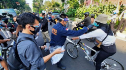 Pemprov Jawa Timur  Bagi-Bagi Masker Gratis