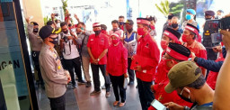 Datangi Mapolres, Massa PDIP Lamongan Desak Pembakar Bendera Diusut Tuntas