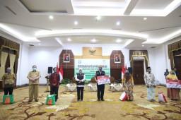 2.300 Lansia Terdampak Covid-19 di Jatim Dapat Bantuan Paket Sembako