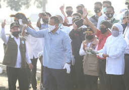 Gubernur Khofifah Dorong Peningkatan Produksi Ikan Kerapu Lamongan